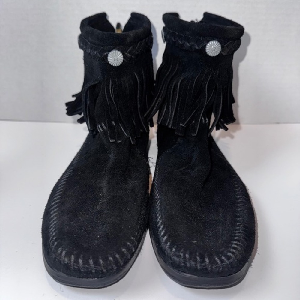 Minnetonka Moccasin Ankle Boots Womens 8 Black Suede Fringe Back Zip Concho 299 - Picture 1 of 7